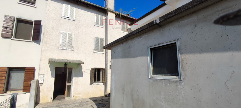Immersa nella verde campagna veneta, a Nogarè di Crocetta del Montello, questa affascinante casa ...