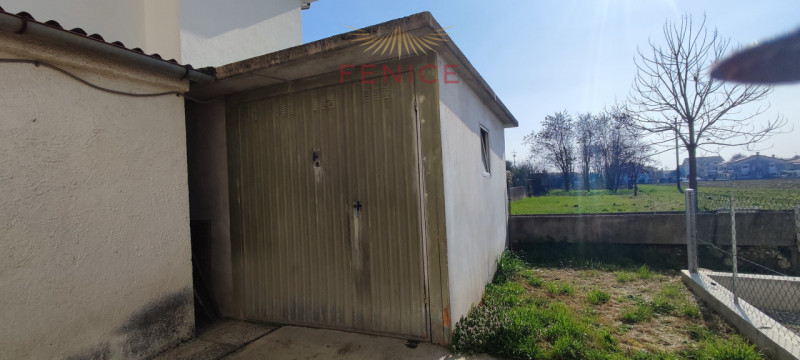 Immersa nella verde campagna veneta, a Nogarè di Crocetta del Montello, questa affascinante casa ...