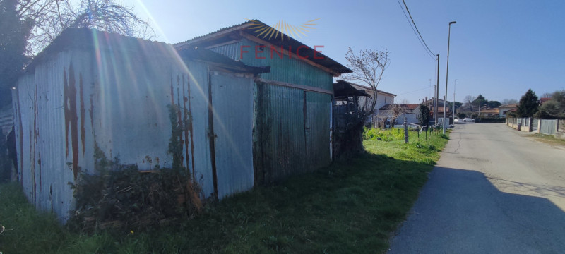 Immersa nella verde campagna veneta, a Nogarè di Crocetta del Montello, questa affascinante casa ...