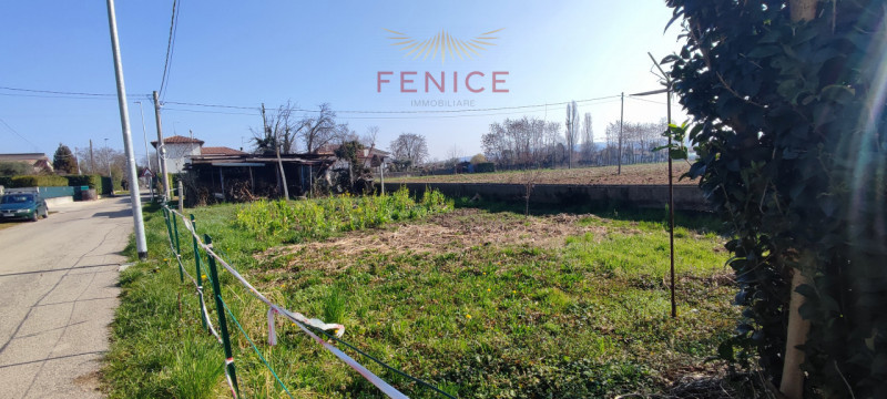 Immersa nella verde campagna veneta, a Nogarè di Crocetta del Montello, questa affascinante casa ...