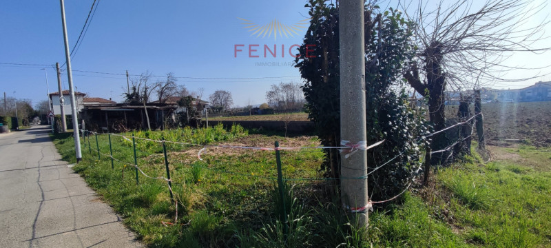Immersa nella verde campagna veneta, a Nogarè di Crocetta del Montello, questa affascinante casa ...
