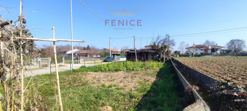 Immersa nella verde campagna veneta, a Nogarè di Crocetta del Montello, questa affascinante casa ...