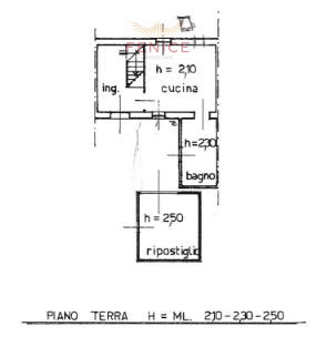Immersa nella verde campagna veneta, a Nogarè di Crocetta del Montello, questa affascinante casa ...