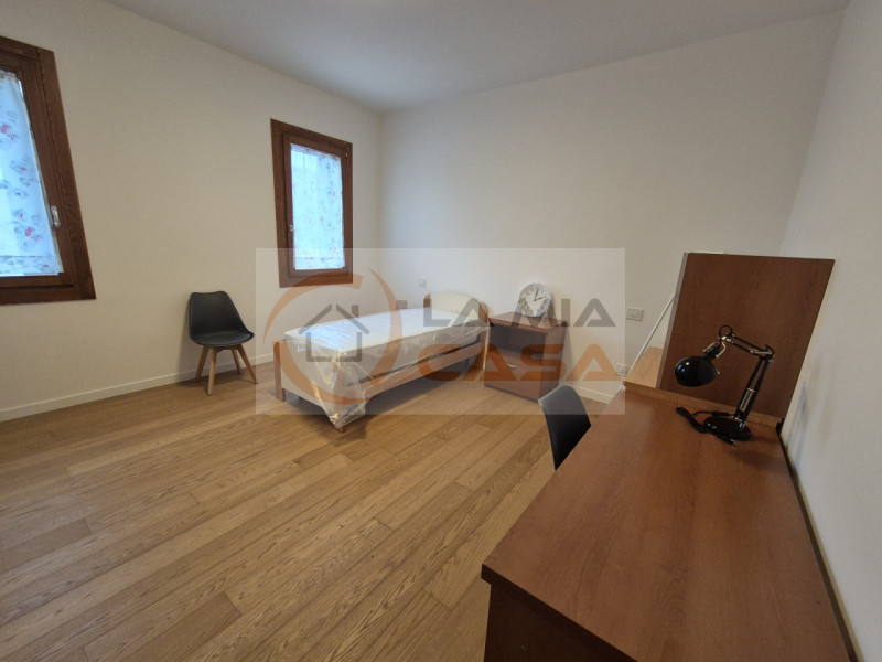 PADOVA - Località VOLTABAROZZO
Elegante trilocale rivolto solo a gruppo di 3 studentesse/speciali...