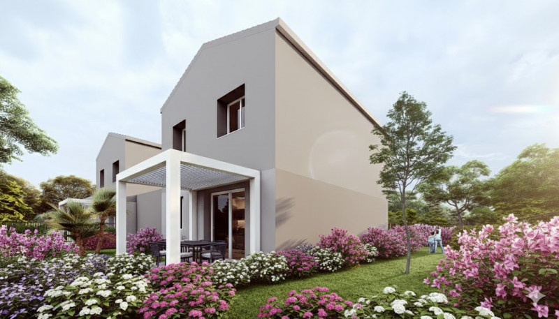 Scopri questa splendida villa singola a pochi chilometri dal centro città, immersa in una zona tr...