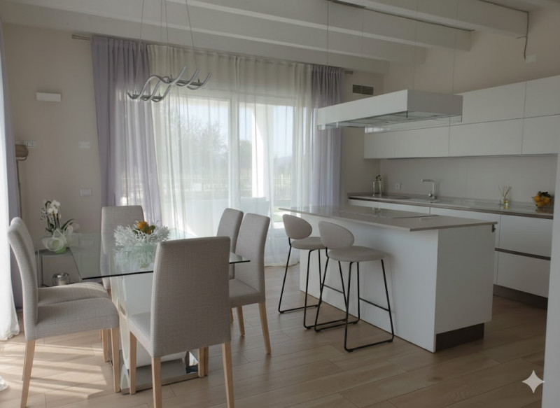 Scopri questa splendida villa singola a pochi chilometri dal centro città, immersa in una zona tr...