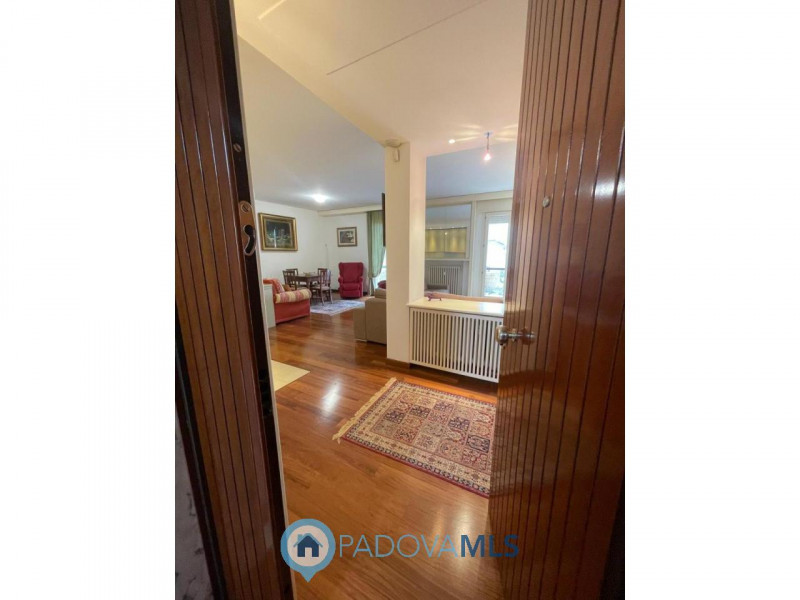 Zona pedonale, elegante trilocale di ampie dimensioni completamente ristrutturato

Immobile in es...