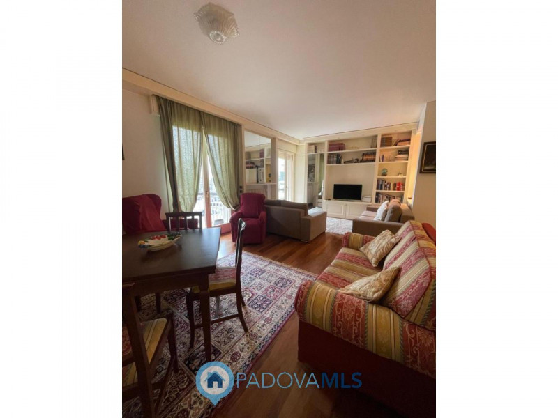 Zona pedonale, elegante trilocale di ampie dimensioni completamente ristrutturato

Immobile in es...