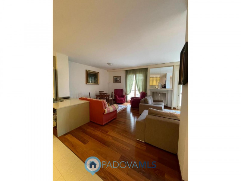 Zona pedonale, elegante trilocale di ampie dimensioni completamente ristrutturato

Immobile in es...