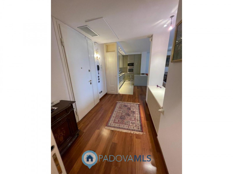 Zona pedonale, elegante trilocale di ampie dimensioni completamente ristrutturato

Immobile in es...