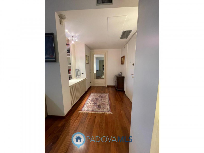 Zona pedonale, elegante trilocale di ampie dimensioni completamente ristrutturato

Immobile in es...