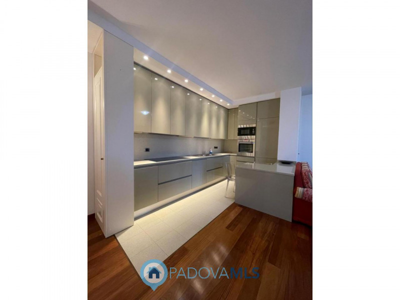 Zona pedonale, elegante trilocale di ampie dimensioni completamente ristrutturato

Immobile in es...