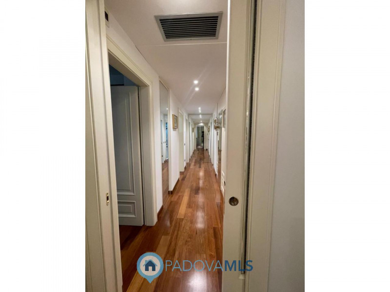 Zona pedonale, elegante trilocale di ampie dimensioni completamente ristrutturato

Immobile in es...