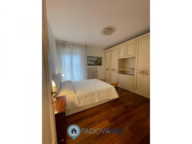 Zona pedonale, elegante trilocale di ampie dimensioni completamente ristrutturato

Immobile in es...