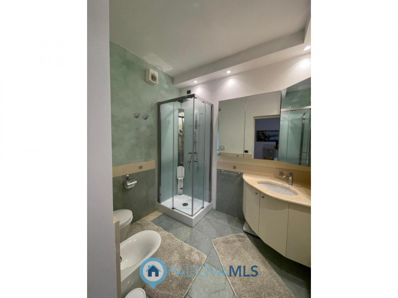 Zona pedonale, elegante trilocale di ampie dimensioni completamente ristrutturato

Immobile in es...