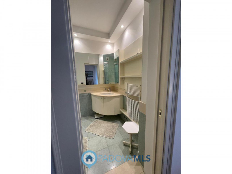 Zona pedonale, elegante trilocale di ampie dimensioni completamente ristrutturato

Immobile in es...