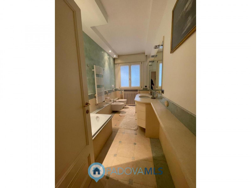 Zona pedonale, elegante trilocale di ampie dimensioni completamente ristrutturato

Immobile in es...