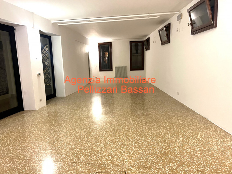 Scopri un'opportunità unica nel centro storico di Treviso, nella vivace zona della Pescheria, luo...