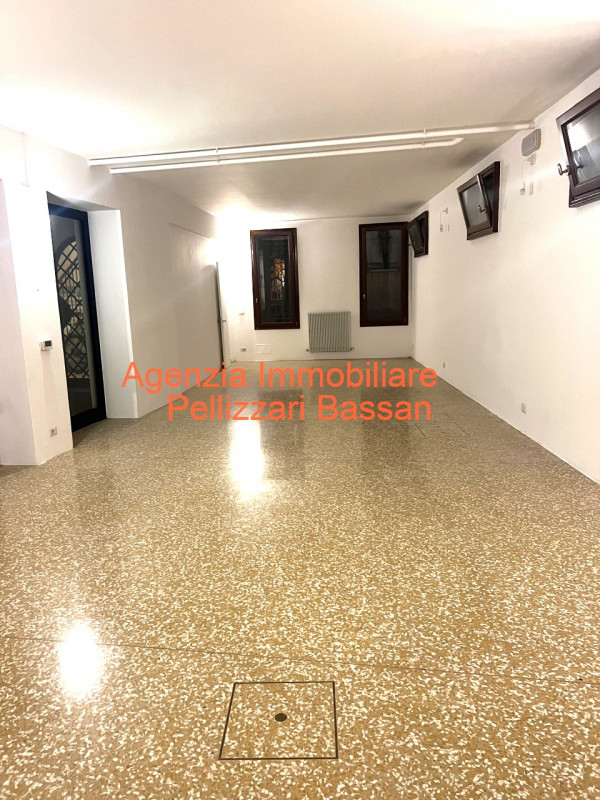 Scopri un'opportunità unica nel centro storico di Treviso, nella vivace zona della Pescheria, luo...