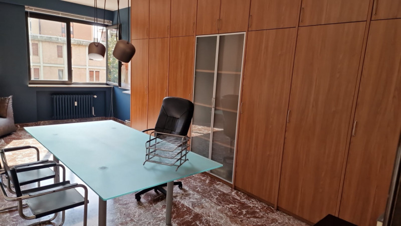 (Per INFO Cristina 3389226442) A Padova, in zona Scrovegni, si affitta una stanza ufficio ampia, ...