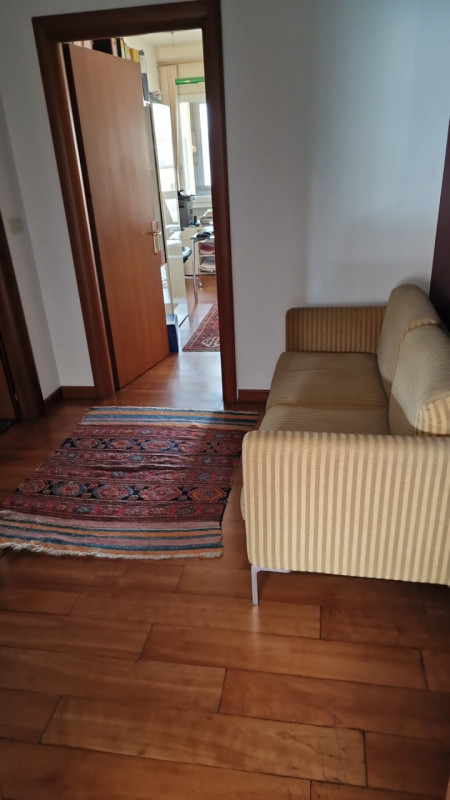 (Per INFO Cristina 3389226442) A Padova, in zona Scrovegni, si affitta una stanza ufficio ampia, ...