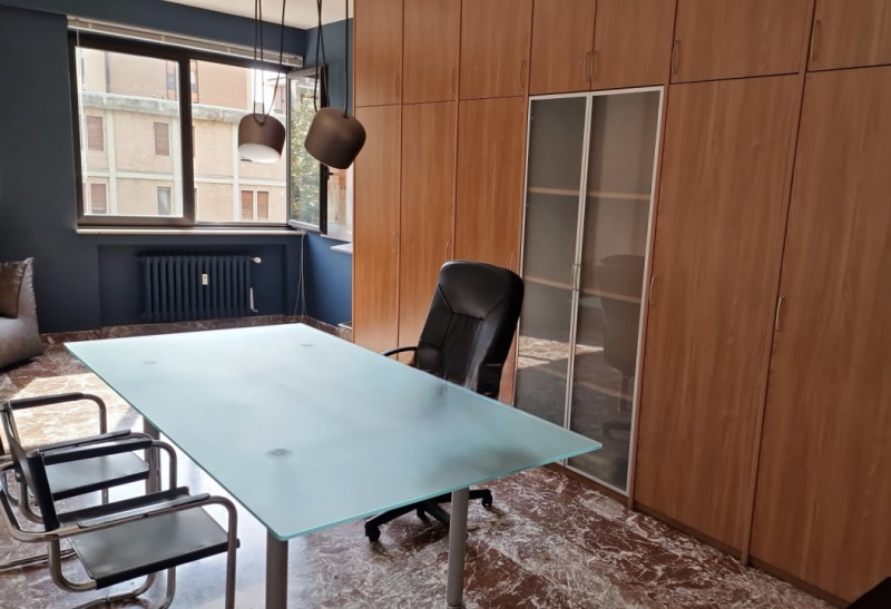 (Per INFO Cristina 3389226442) A Padova, in zona Scrovegni, si affitta una stanza ufficio ampia, ...