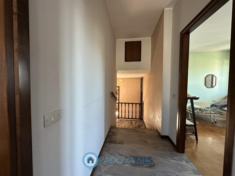 Immobile in esclusiva al Gruppo Padova MLS

Proponiamo in vendita villa indipendente dal grande p...