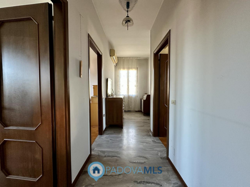 Immobile in esclusiva al Gruppo Padova MLS

Proponiamo in vendita villa indipendente dal grande p...