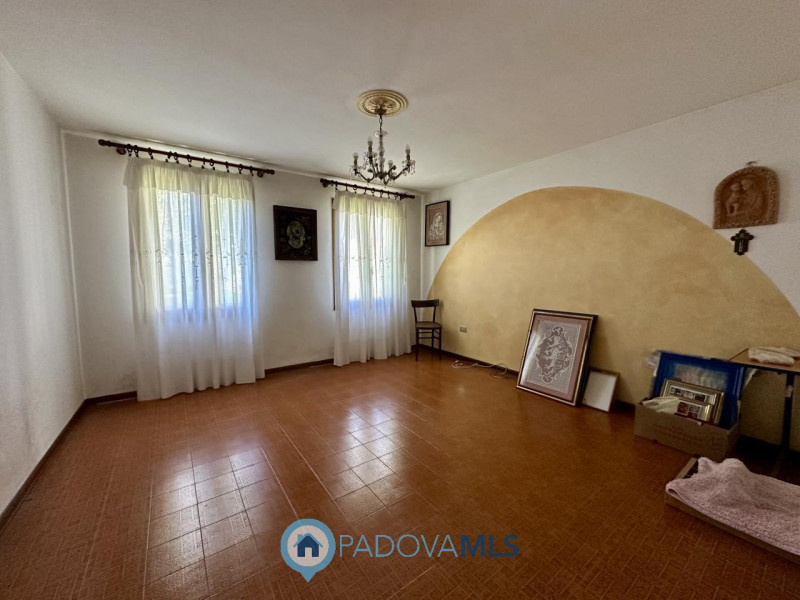 Immobile in esclusiva al Gruppo Padova MLS

Proponiamo in vendita villa indipendente dal grande p...