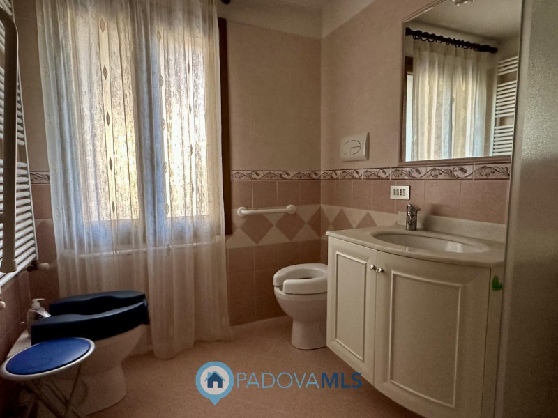 Immobile in esclusiva al Gruppo Padova MLS

Proponiamo in vendita villa indipendente dal grande p...
