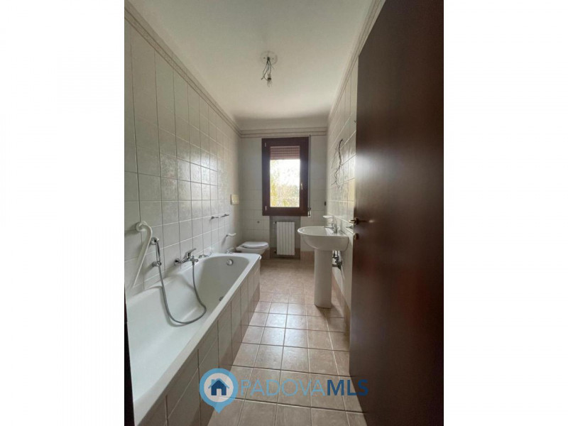 Montegrotto T. - Pd: appartamento due camere, taverna e garage

Immobile in esclusiva al Gruppo P...