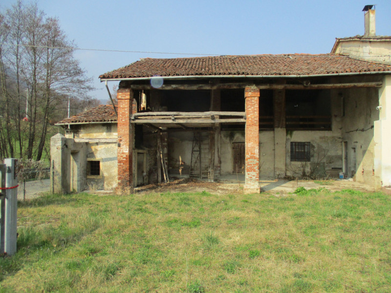 In posizione panoramica e riservata, immersa nel verde della località Valdilonte a Castelgomberto...