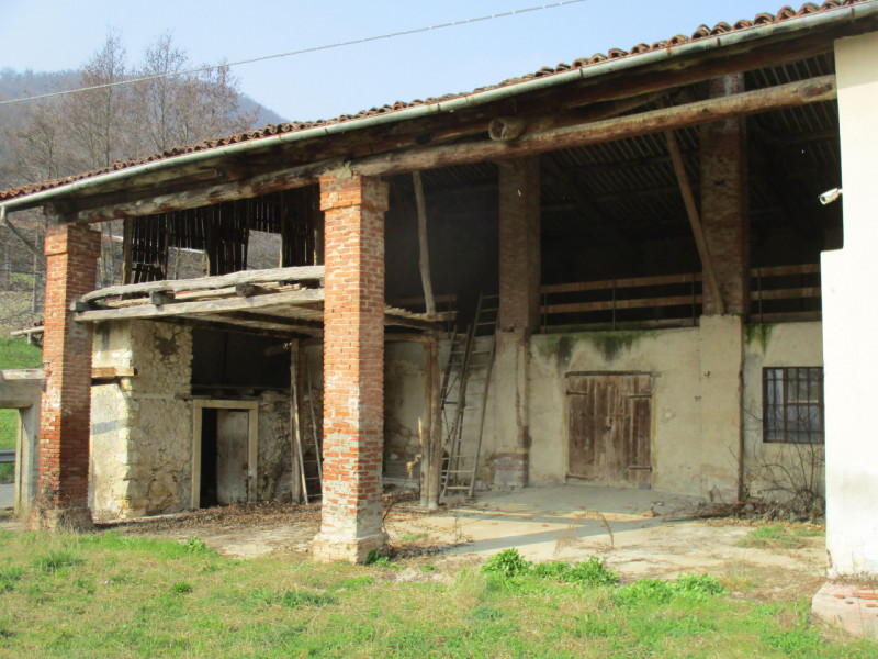 In posizione panoramica e riservata, immersa nel verde della località Valdilonte a Castelgomberto...