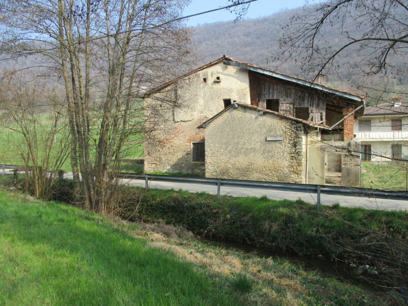 In posizione panoramica e riservata, immersa nel verde della località Valdilonte a Castelgomberto...