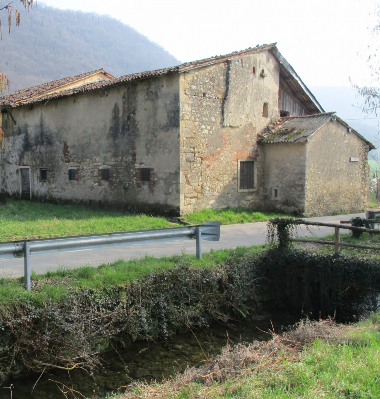 In posizione panoramica e riservata, immersa nel verde della località Valdilonte a Castelgomberto...