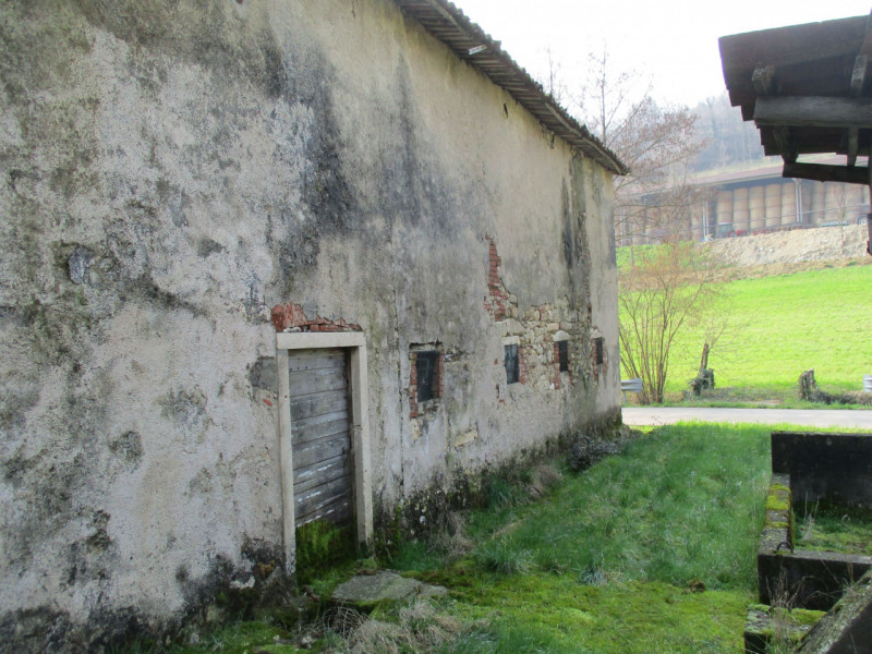 In posizione panoramica e riservata, immersa nel verde della località Valdilonte a Castelgomberto...