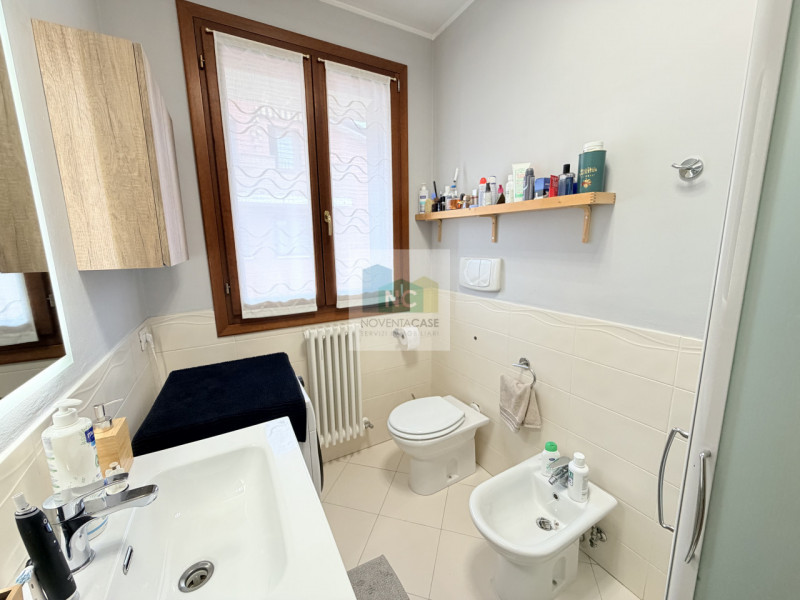 Scoprite il vostro nuovo rifugio nel cuore di Noventana, un quartiere tranquillo e ben servito di...