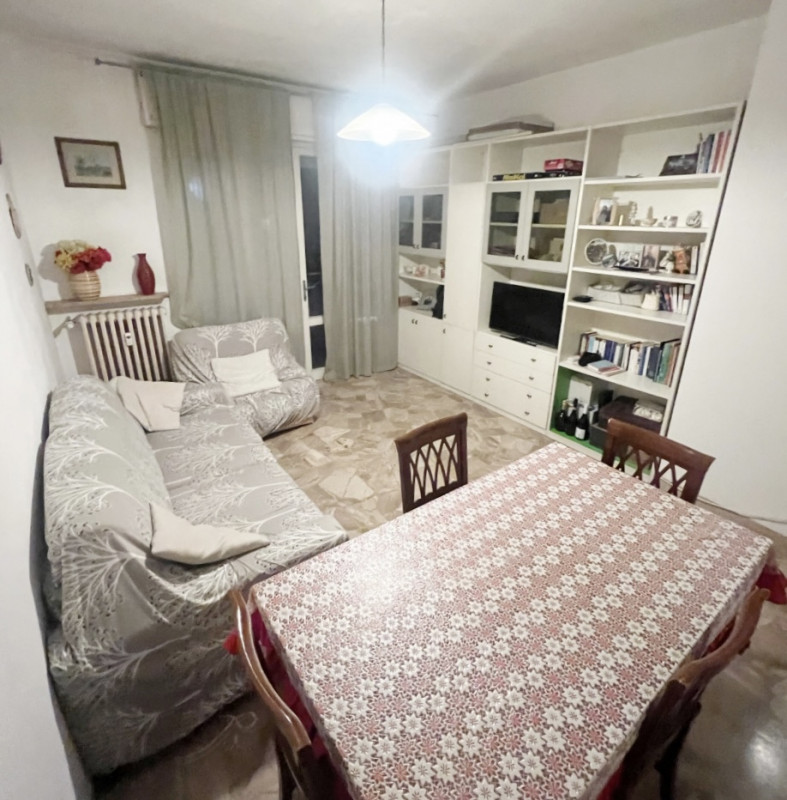 (Per INFO Cristina 3389226442) Situato alla Guizza, vicino a tutti i servizi, comodo al tram e al...