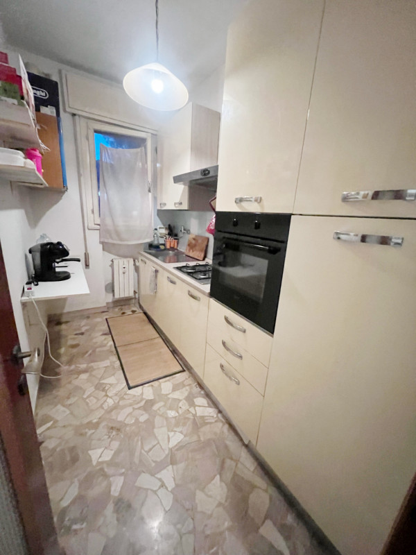 (Per INFO Cristina 3389226442) Situato alla Guizza, vicino a tutti i servizi, comodo al tram e al...