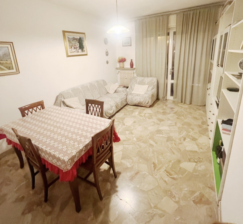 (Per INFO Cristina 3389226442) Situato alla Guizza, vicino a tutti i servizi, comodo al tram e al...