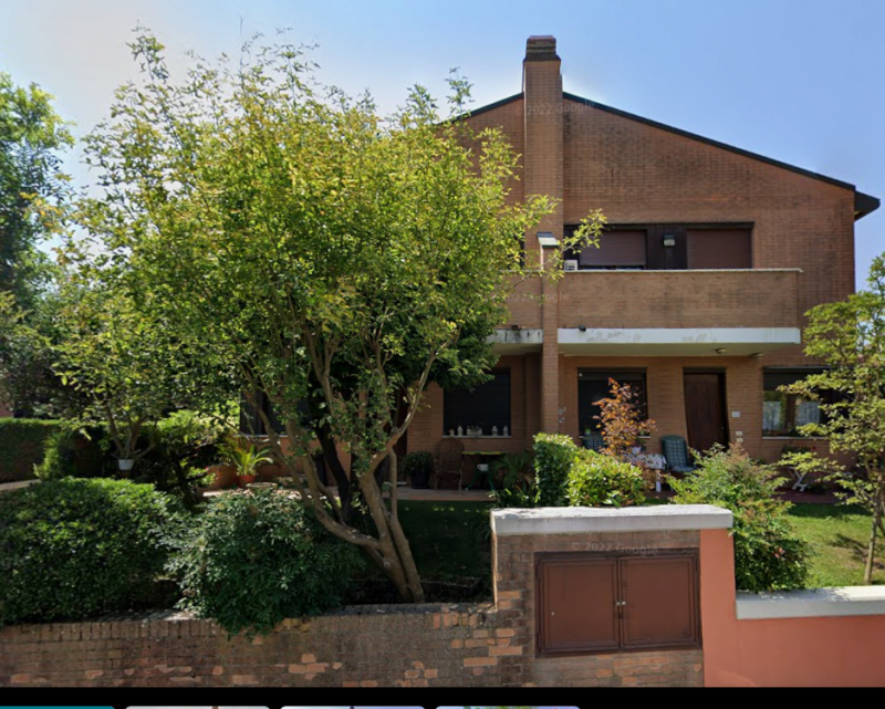 Situata nella zona più ricercata e tranquilla della Mandria, in via Gemona, questa porzione di te...