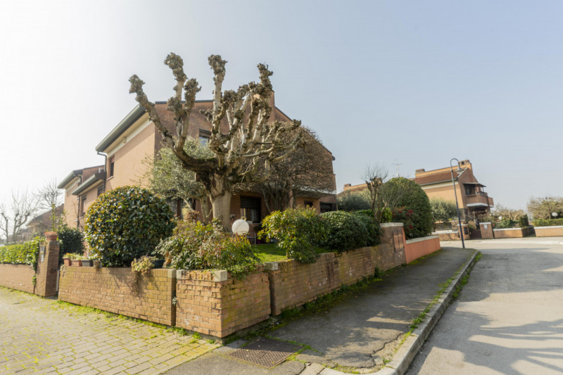 Situata nella zona più ricercata e tranquilla della Mandria, in via Gemona, questa porzione di te...