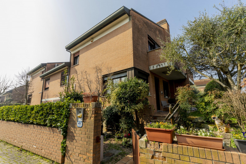 Situata nella zona più ricercata e tranquilla della Mandria, in via Gemona, questa porzione di te...