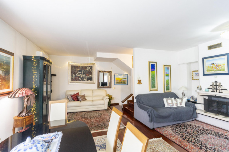 Situata nella zona più ricercata e tranquilla della Mandria, in via Gemona, questa porzione di te...