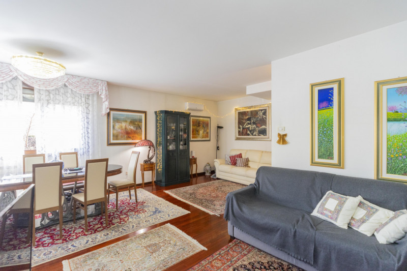 Situata nella zona più ricercata e tranquilla della Mandria, in via Gemona, questa porzione di te...