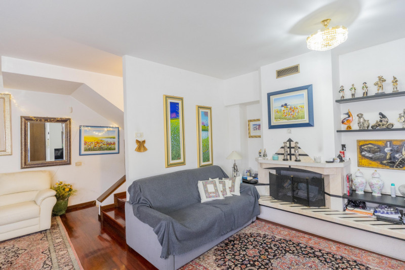 Situata nella zona più ricercata e tranquilla della Mandria, in via Gemona, questa porzione di te...