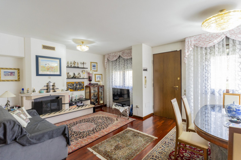 Situata nella zona più ricercata e tranquilla della Mandria, in via Gemona, questa porzione di te...