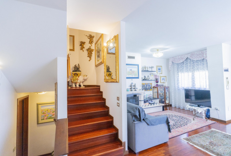 Situata nella zona più ricercata e tranquilla della Mandria, in via Gemona, questa porzione di te...