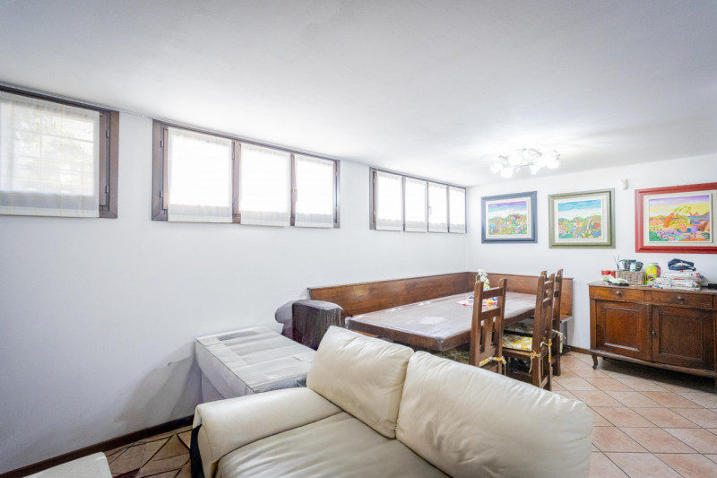 Situata nella zona più ricercata e tranquilla della Mandria, in via Gemona, questa porzione di te...