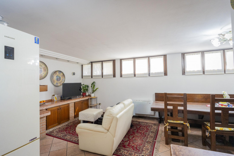 Situata nella zona più ricercata e tranquilla della Mandria, in via Gemona, questa porzione di te...